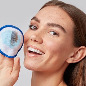 woman using eyeko makeup remover